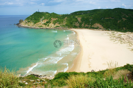 自然美丽的越南风景令人惊叹和美妙的海滩周围有山丘新鲜空气亚洲旅游景色美观海区的生态环境PhuYen在越南有许多旅游景象天空精彩的图片