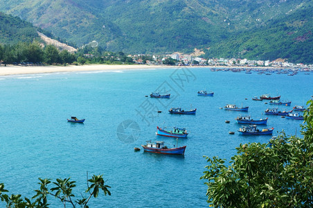 旅行大约船美丽的越南风景令人惊叹和美妙的海滩周围有山丘新鲜空气亚洲旅游景色美观海区的生态环境PhuYen在越南有许多旅游景象图片