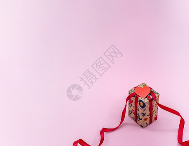 灰色的快乐妈们玫瑰背景礼品包装红丝带的礼物节日情人2月14日红丝带包装的礼物玫瑰背景情人节图片