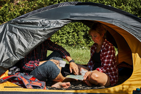 在暑假期间露营帐篷中放松的人活跃地在与自然相近的户外度假营地生活概念PrialNationsofCampLivinglife喜悦图片
