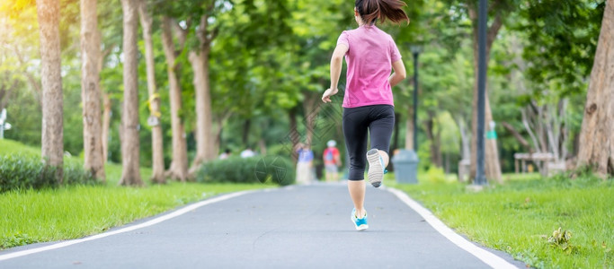 慢跑者小路参加运动的年轻成女子在公园户外跑步女在路上慢亚洲人Athlete上午步行和锻炼健康的生活方式和锻炼概念夏天图片