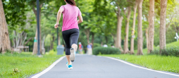 娱乐运动鞋参加的年轻成女子在公园户外跑步女在路上慢亚洲人Athlete上午步行和锻炼健康的生活方式和锻炼概念种族图片