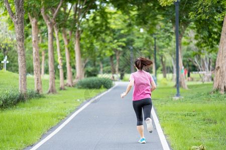 参加运动的年轻成女子在公园户外跑步女在路上慢亚洲人Athlete上午步行和锻炼健康的生活方式和锻炼概念训练成人运动员图片