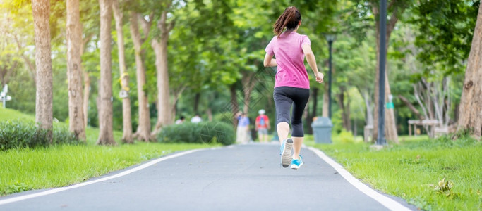 运动型女孩参加的年轻成女子在公园户外跑步女在路上慢亚洲人Athlete上午步行和锻炼健康的生活方式和锻炼概念鞋图片