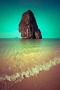 假期海浪泰国克拉比州莱平Pranang洞穴海滩上岩层形成岛屿的海洋地貌景观泰国克拉比良明信片图片