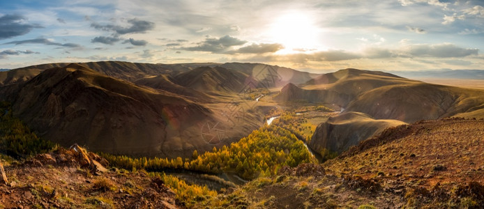 农村季节木头秋天的阿尔泰山和丘陵全景照片秋天的阿尔泰山和丘陵全景照片图片