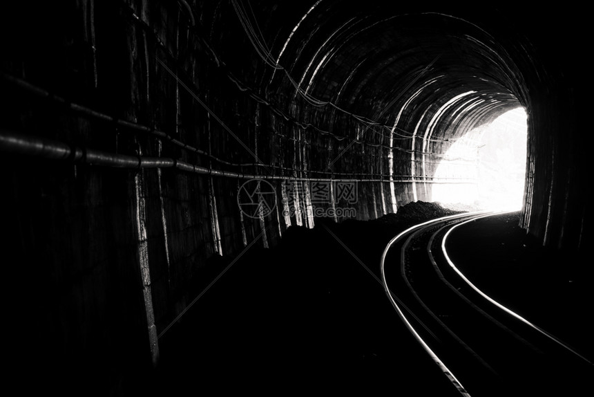 旧建筑铁路隧道194年建造的泰国车列火铁路道末端生命希望洞穴中的旧铁路旅游和对目的地希望之旅及终点的希望距离电缆鬼图片