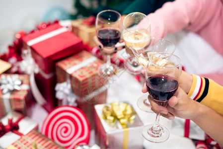 会议朋友女士庆祝新年晚会的人手在家里喝着酒杯新年和圣诞派对的概念幸福与友谊概念关系和有趣的调笑一起主题连结玻璃欢乐与友谊概念图片