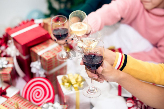 女士盒子庆祝新年晚会的人手在家里喝着酒杯新年和圣诞派对的概念幸福与友谊概念关系和有趣的调笑一起主题连结玻璃欢乐与友谊概念泡吧图片