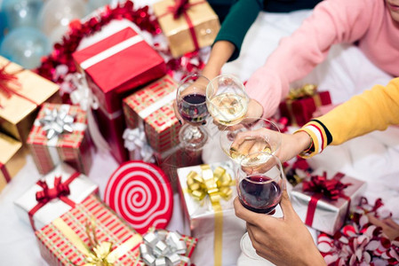 假期庆祝新年晚会的人手在家里喝着酒杯新年和圣诞派对的概念幸福与友谊概念关系和有趣的调笑一起主题连结玻璃欢乐与友谊概念展示伏特加图片