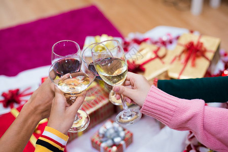 庆祝新年晚会的人手在家里喝着酒杯新年和圣诞派对的概念幸福与友谊概念关系和有趣的调笑一起主题连结玻璃欢乐与友谊概念愉快吐司成人图片