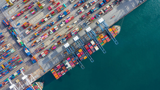 出口空中观察货船码头卸载起重机航空用集装箱和船舶观望工业港的集装箱和船只交货国际的图片