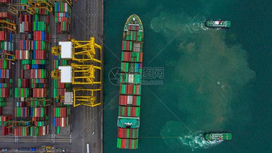 海新加坡拖船空中观察货码头卸载起重机航空用集装箱和船舶观望工业港的集装箱和船只图片