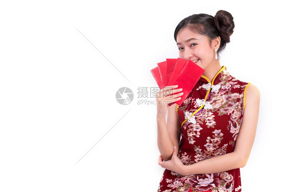 美丽人保持在新年节日活动中轻亚洲美容女穿着青春相和持有一包钱的手势关于孤立白背景假日与生活方式概念穿Qipao服装图片