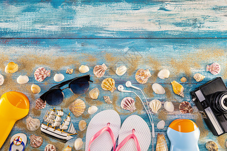 夏天瓶子关心在蓝滑板暑假条旗旅行概念的海滩饰物最上观蓝色平板假日标语聚焦贝壳上看到海滩饰品以贝壳为焦点图片