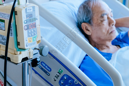 护理院病床上输液的老年人图片