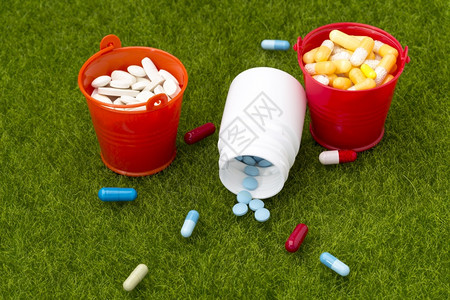 草坪背景上的药物药瓶图片