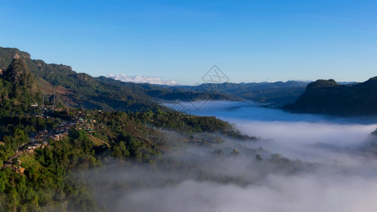 风马旗全景山的风与晨雾BaanJABO认为MeeHongSonBaanJABO是泰国山地和清晨雾中最惊人的暴风云之一部落的蓝色美丽背景