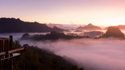 夜晚建造寒冷的全景山风与晨雾BaanJABO认为MeeHongSonBaanJABO是泰国山地和清晨雾中最惊人的暴风云之一图片