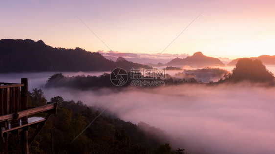 夜晚建造寒冷的全景山风与晨雾BaanJABO认为MeeHongSonBaanJABO是泰国山地和清晨雾中最惊人的暴风云之一图片