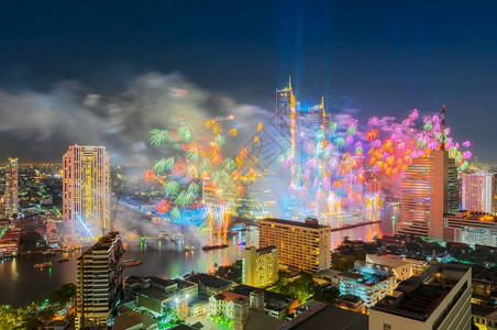 曼谷市风景与烟花祝泰国曼谷市ChaoPhraya河新年倒计时快乐曼谷市新年快乐镇庆典超图片