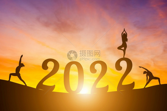 轮廓新年快乐20席丽休埃特女在清晨做瑜伽地平线背景健康与新年概念上日出天空女孩图片