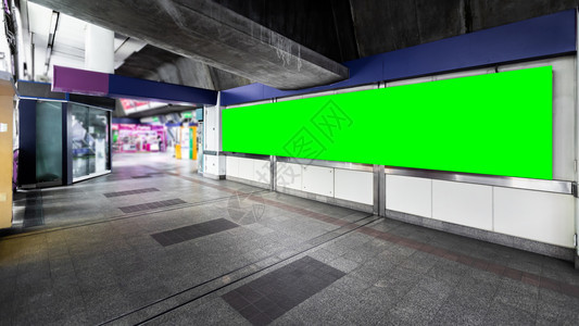 沟通横幅城市空心绿色广告牌为天空火车站户外客信息服务新广告商业营销概念准备空白的绿色广告牌商业营销理念图片