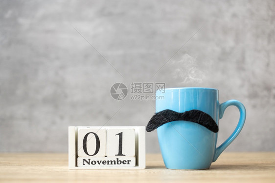快乐的八月爸1日历蓝咖啡杯或茶和黑胡子装饰品在桌上男子节快乐父亲和你好1月概念图片