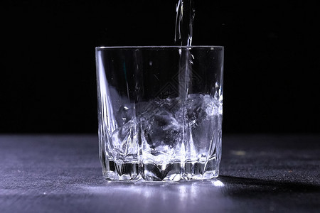 食物桌上倒水的透明玻璃桌上倒水的透明玻璃溅起健康图片