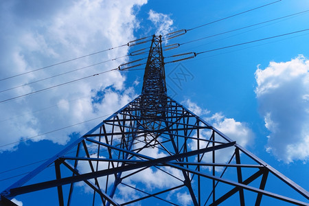 高度蓝色天空背景的电线塔台环境金属丝背景图片