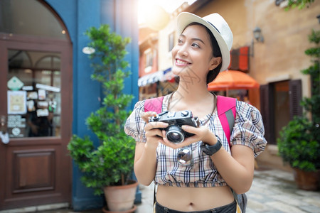 假期微笑男人亚洲妇女穿着普拉德衬衫和背包一起走来去欢乐地拍照片自享受节日旅行时间较慢图片