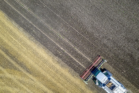 收成农村植物空中观望无人机将收获田与野地割小麦结合起来在野外观看丰收场的无人机图片