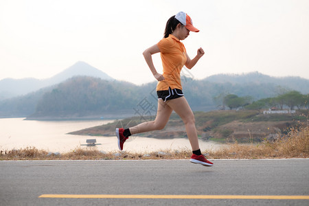 亚洲年轻跑在沥青路上的女年在公园运动布上慢跑的女健康生活方式概念Healthliveds慢跑者成人腿图片