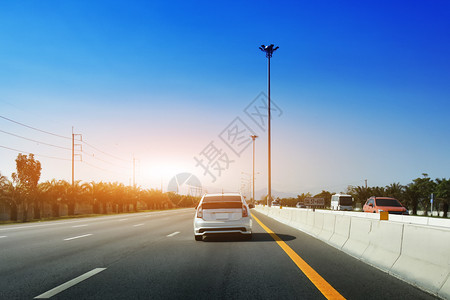 银曲线每天旅行的路上驾驶汽车和小客座人们使用私汽车行驶方便和速度为快捷起见为便利和快速现代的图片