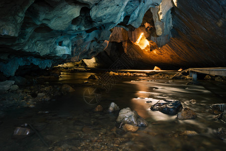 石窟泰国Tanlodnoi洞穴中美丽的圣人洞穴通道结构体山图片