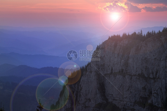 夏天风景优美环境山上丽的日落罗马尼亚塞劳图片