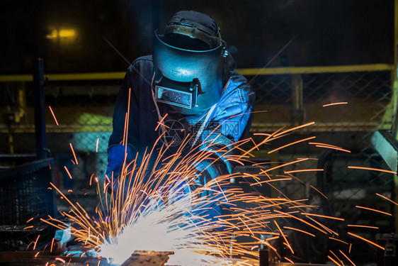 铁工业人在厂中焊接汽车零件的技术手动图片
