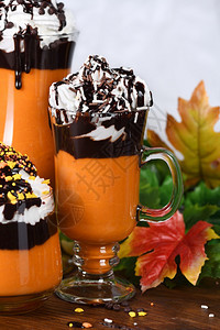 南瓜巧克力饮料配奶油和巧克力托普新鲜的鞭打图片
