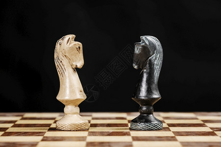 成功在黑背景下棋盘上相对的骑士们碎片色调离开图片