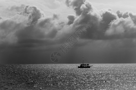 户外土耳其天气非常多云的海上船只土耳其河旅游图片