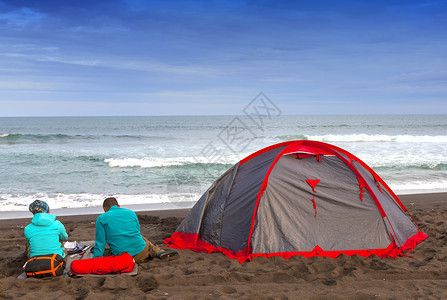 海边搭帐篷的游客图片