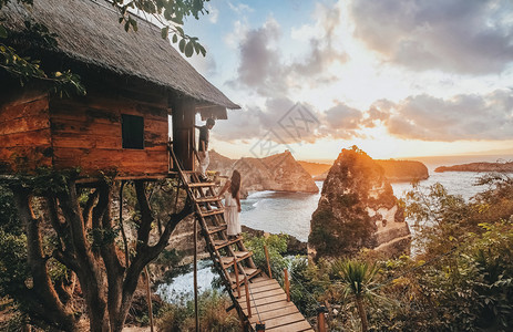 在印度尼西亚巴厘岛NusaPenida岛戴蒙海滩的树屋上寻找日出观景冒险远足亚洲人图片