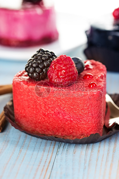 刨冰粉红蛋糕木本底有浆果庆典美食图片