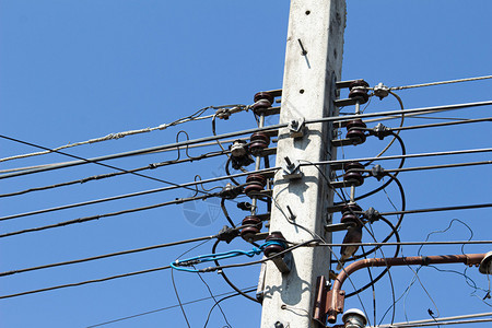 工程师电压行业清蓝天空背景电线杆上混乱不堪的电缆和线图片