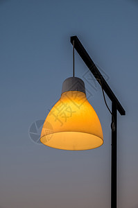 金属丝美丽的中温塑料灯笼挂在金属杆上供餐厅装饰之用公园图片