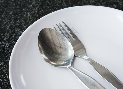 咖啡店当地餐厅白色陶瓷板上的旧纸碗勺和叉子晚餐图片