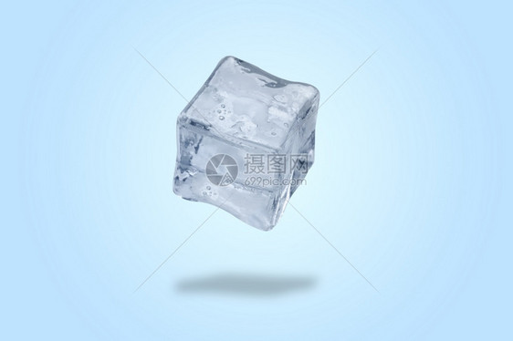 柔软的蓝色背景上漂浮的冰立方体夏季软饮料的成分刷新冷藏图片