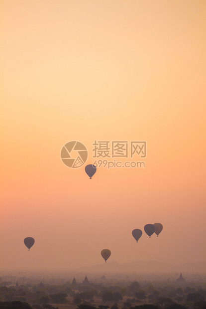 建筑学目的地许多热气球飞过寺庙上空行图片
