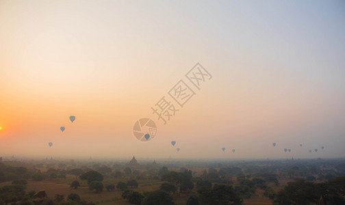 地标许多热气球飞过寺庙上空轮廓旅行图片