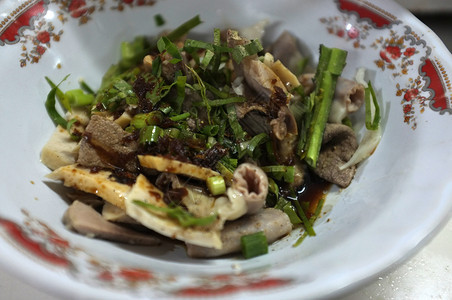 新鲜的食谱泰国在SakaonNakhon的街头食物泰兰面条和猪肉及内脏红色的图片